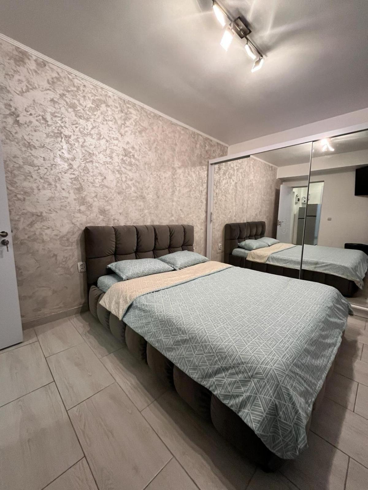 White & Silver Luxury Apartament Craiova Eksteriør bilde