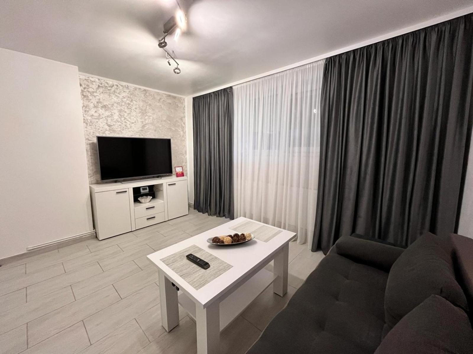 White & Silver Luxury Apartament Craiova Eksteriør bilde