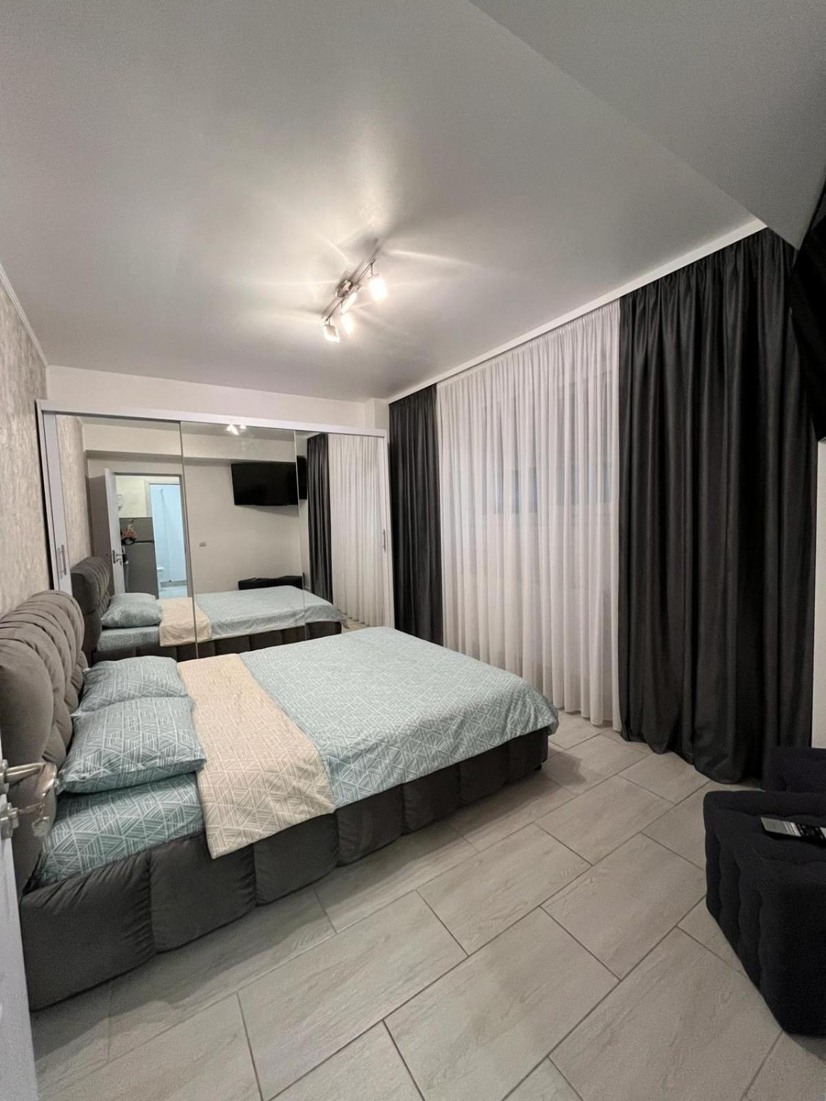 White & Silver Luxury Apartament Craiova Eksteriør bilde